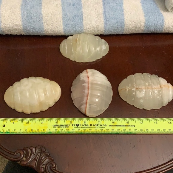 Mexican onyx carved shells - Picture 1 of 5
